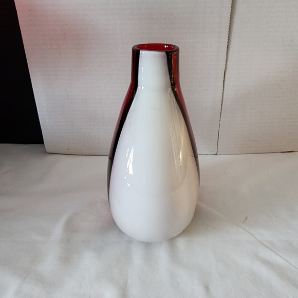 Stunning Red and White Glass Vase - Picture 3 of 5